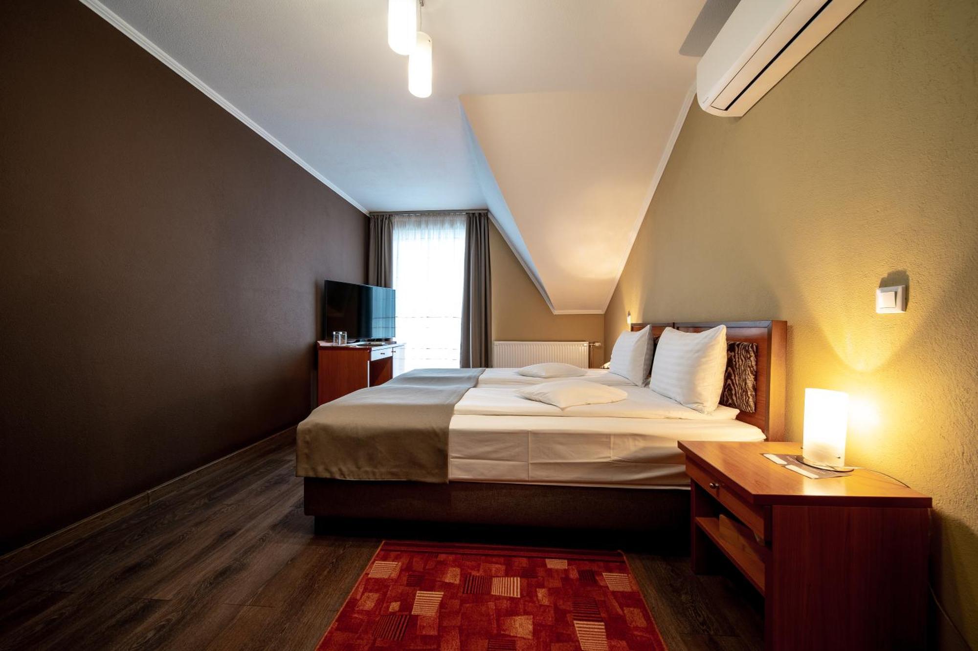 Areo Hotel & Restaurant Bradesti エクステリア 写真