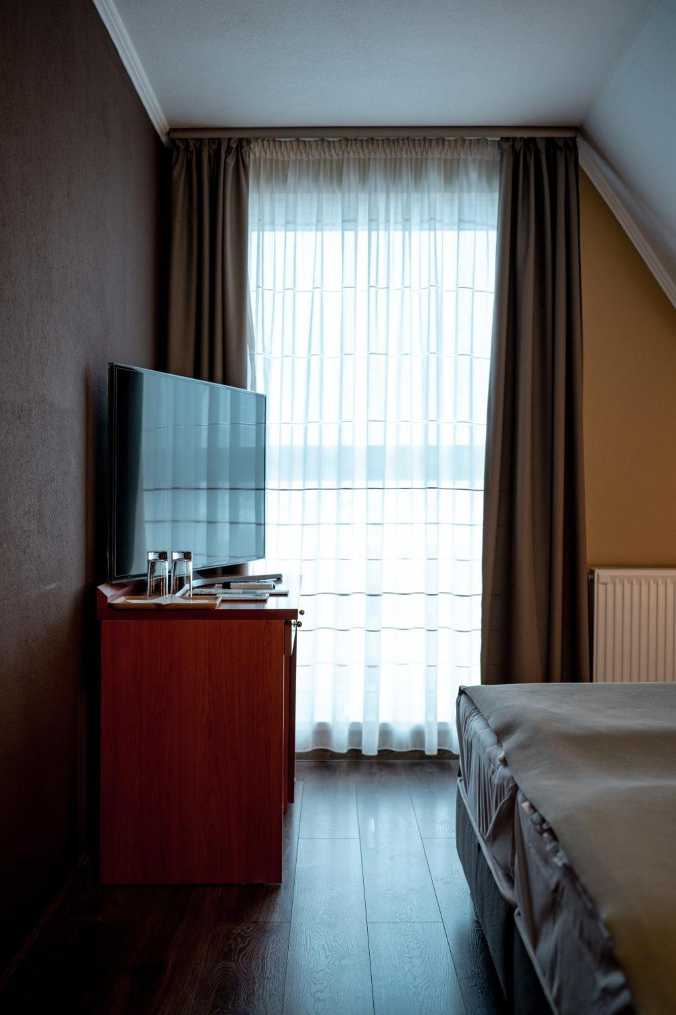 Areo Hotel & Restaurant Bradesti エクステリア 写真