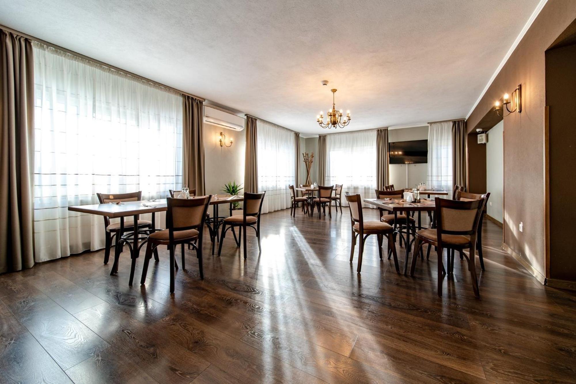 Areo Hotel & Restaurant Bradesti エクステリア 写真